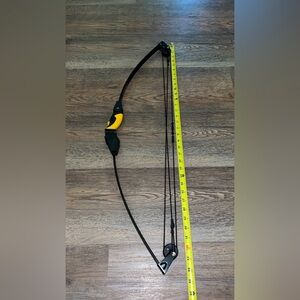 Barnett LiL’ Banshee Black and Yellow sporting equipment
